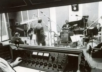 Host Roger talks with Music Historian Kevin Tomlin about Chicago Soul Producers & Arrangers