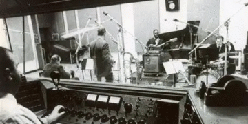 Host Roger talks with Music Historian Kevin Tomlin about Chicago Soul Producers & Arrangers