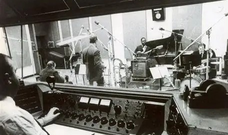 Host Roger talks with Music Historian Kevin Tomlin about Chicago Soul Producers & Arrangers